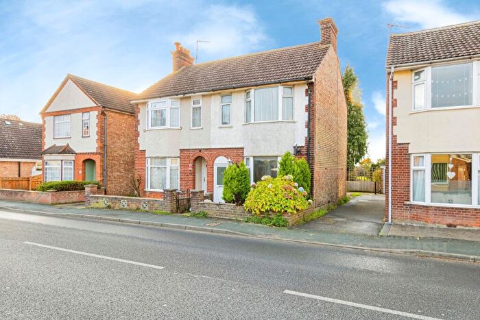 3 Bedroom Semi-Detached House For Sale In St. Johns Road, Colchester, CO4