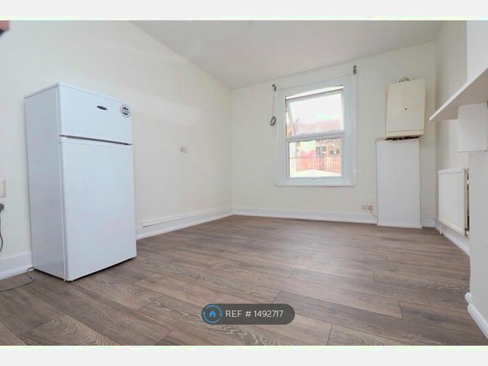 Studio To Rent In Green Lanes, London, N4