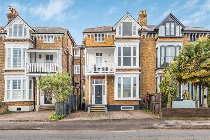 2 Bedroom Flat To Rent In River Bank, East Molesey, KT8