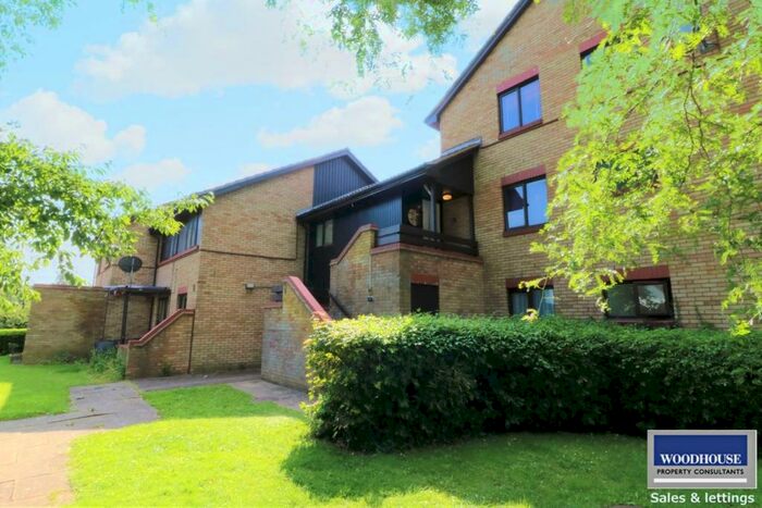 Studio To Rent In King Arthur Court, Cheshunt, Waltham Cross, EN8