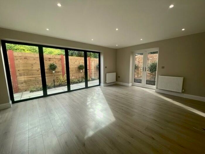 3 Bedroom Flat To Rent In North Kingston, KT2
