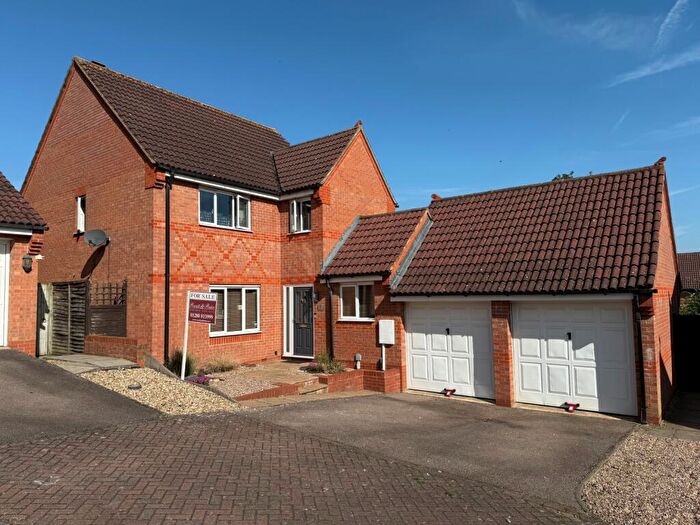 4 Bedroom Detached House For Sale In Foxglove Close, Buckingham, MK18
