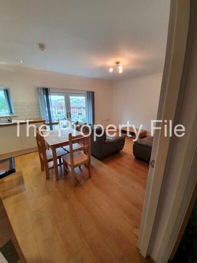 4 Bedroom Flat To Rent In Platt Lane, Manchester, M14