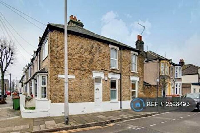 2 Bedroom Maisonette To Rent In Exning Road, Canning Town, E16