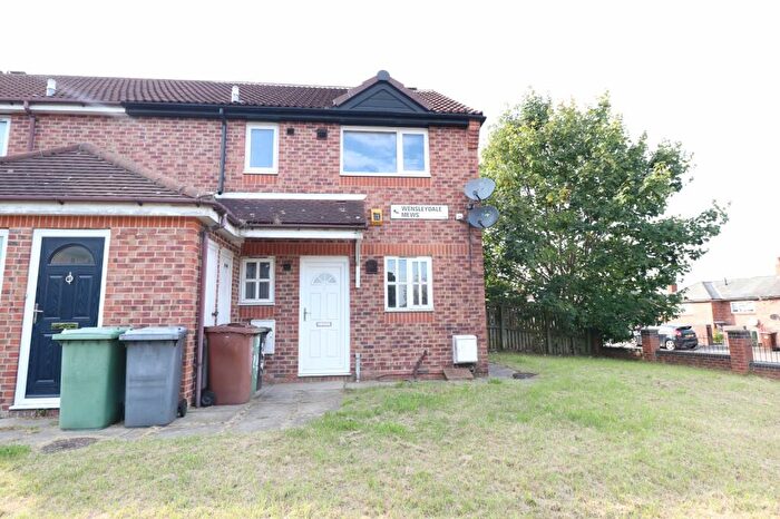 1 Bedroom Flat To Rent In Wensleydale Mews, Leeds, West Yorkshire, LS12