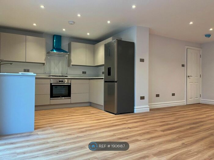 3 Bedroom Maisonette To Rent In Middleton Road, London, E8