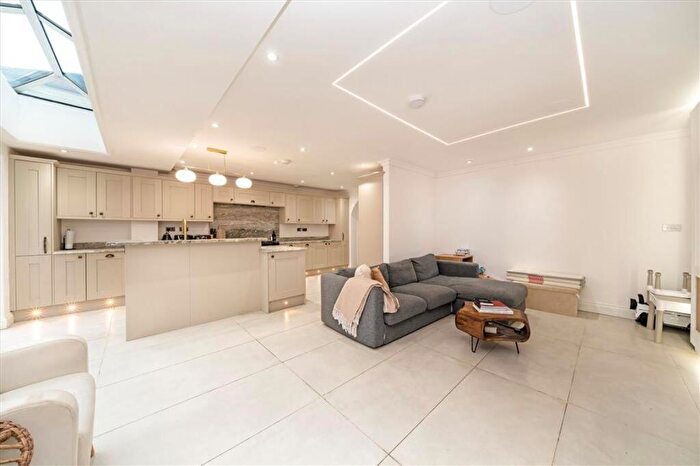 5 Bedroom House To Rent In Wimborne Avenue, Chislehurst, BR7