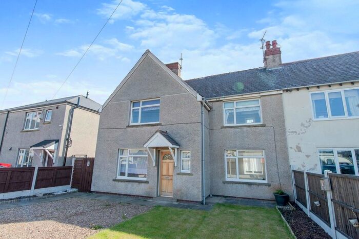 3 Bedroom Semi-Detached House To Rent In Henson Grove, Castleford, West Yorkshire, WF10