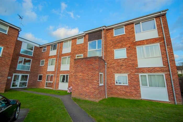 2 Bedroom Property To Rent In Snowdrop Close, Springfield, Chelmsford, CM1