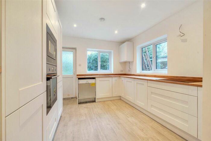 3 Bedroom Link Detached House To Rent In Foxcote, Finchampstead, Wokingham, Berkshire, RG40