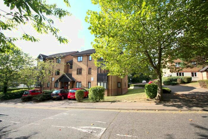 2 Bedroom Flat To Rent In Centre Drive, Epping, CM16