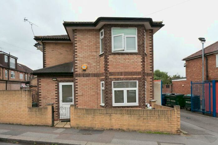 2 Bedroom Detached House To Rent In Brookscroft Road, Walthamstow, E17