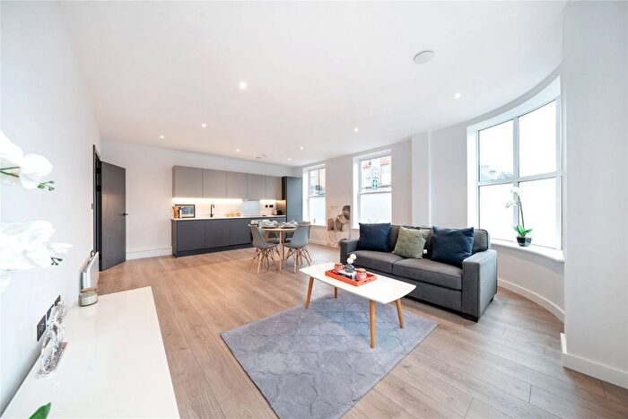 2 Bedroom Flat For Sale In Chertsey, Surrey, KT16