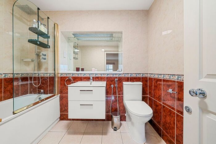 2 Bedroom Flat For Sale In Gloucester Terrace, London, W2