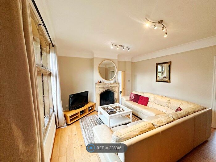 3 Bedroom Flat To Rent In Windsor Forest Court, Ascot, SL5