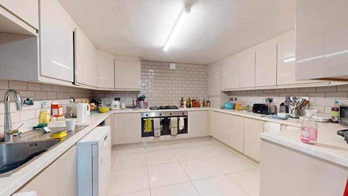 8 Bedroom Terraced House To Rent In Manor Terrace, Hyde Park, Leeds, LS6
