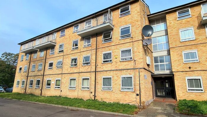 3 Bedroom Flat To Rent In High Road, Arnos Grove, N11