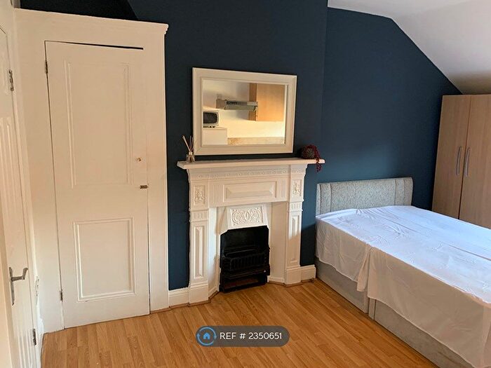 Studio To Rent In Thurlow Park Road, London, SE21