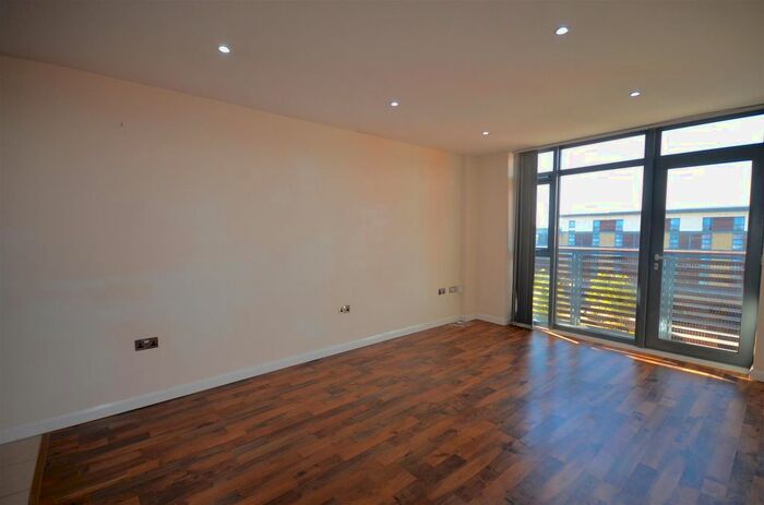 2 Bedroom Flat To Rent In Whippendell Road, Watford, Hertfordshire, WD18