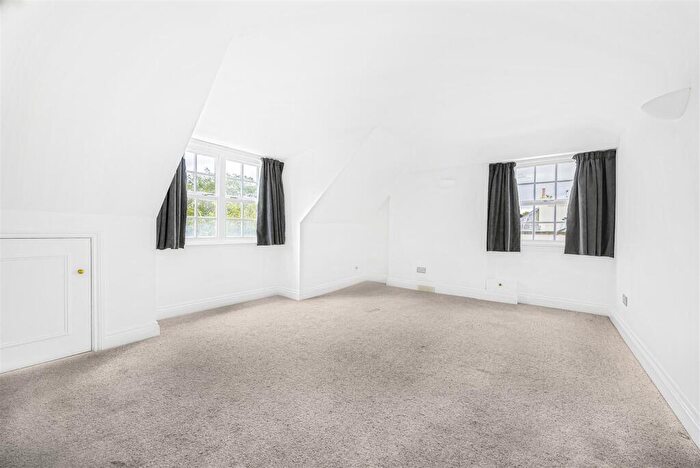 2 Bedroom Apartment For Sale In Wellington Square, Cheltenham, GL50
