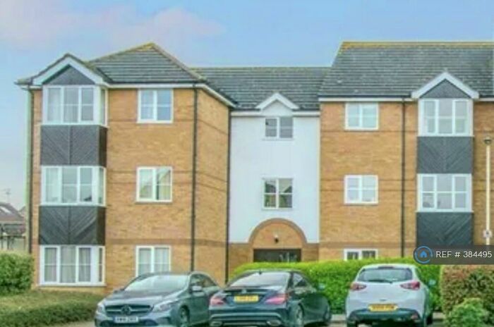 2 Bedroom Flat To Rent In Foxes Close, Hertford, SG13