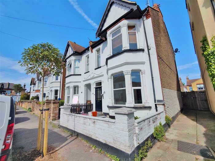 2 Bedroom Flat To Rent In Alexandra Road, Leigh On Sea, Essex, SS9