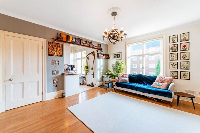 2 Bedroom Flat To Rent In Gatestone Road, Crystal Palace, London, SE19