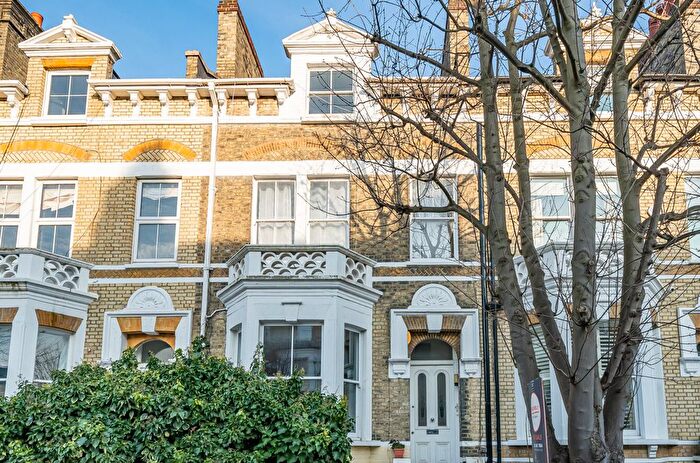 2 Bedroom Flat For Sale In Geraldine Road, London, SW18