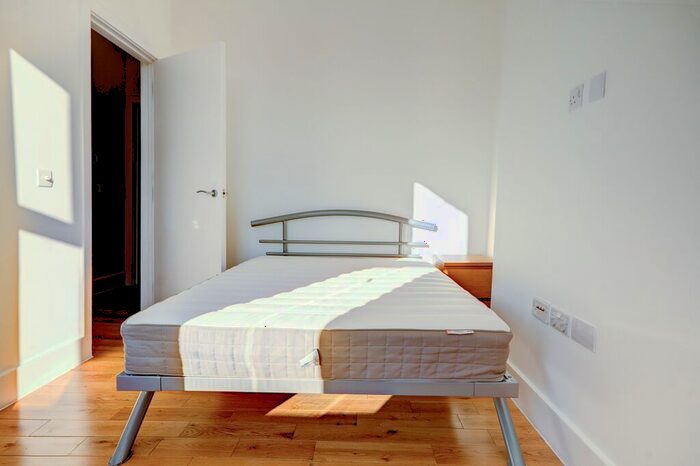 Studio To Rent In Gleneagle Road, London, SW16