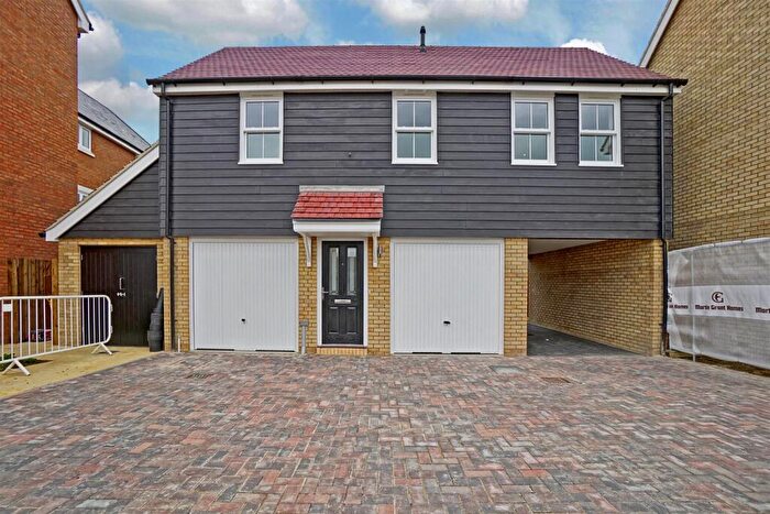 2 Bedroom Coach House To Rent In Wensum Grove, SG18