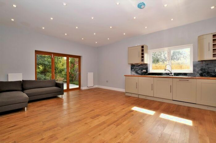 2 Bedroom Flat To Rent In Midmoor Road, London, SW19