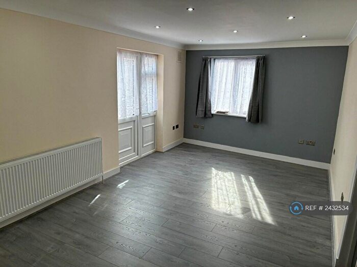 2 Bedroom Flat To Rent In East Ham, London, E6
