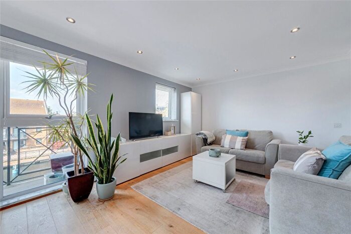 1 Bedroom Flat For Sale In Falcon Way, Millwall, E14