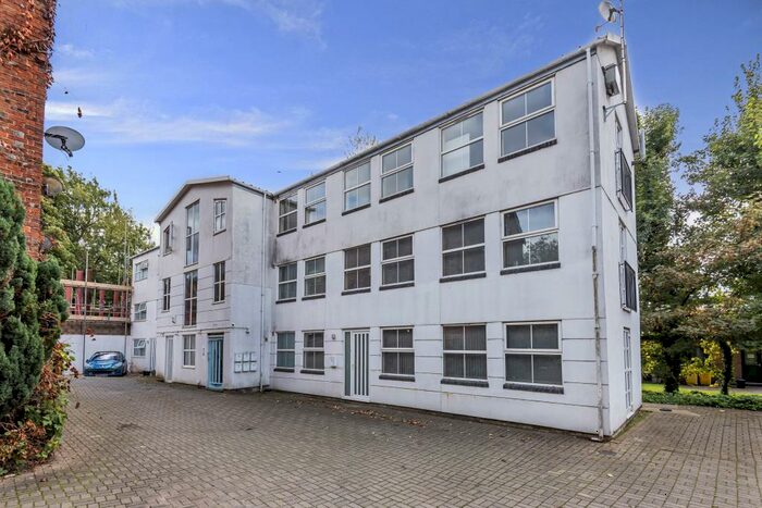 1 Bedroom Apartment To Rent In West Wycombe Road, High Wycombe, HP11