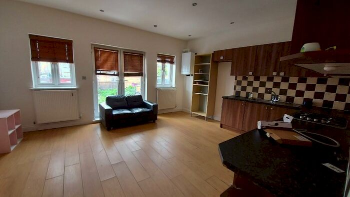 3 Bedroom Flat To Rent In Canterbury Road, Croydon, London, CR0