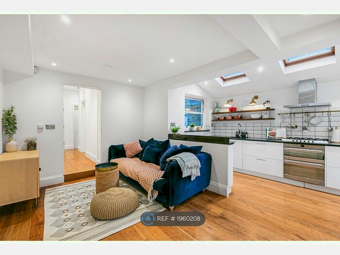 2 Bedroom Flat To Rent In Rigault Road, London, SW6