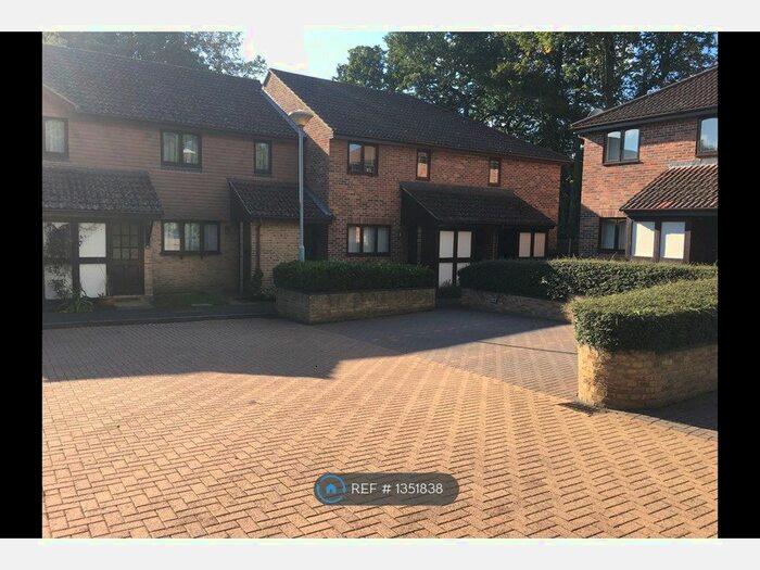 1 Bedroom Maisonette To Rent In Heathbridge, Weybridge, KT13