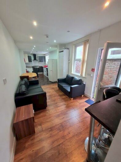 5 Bedroom House To Rent In Landcross Road, Manchester, Greater Manchester, M14