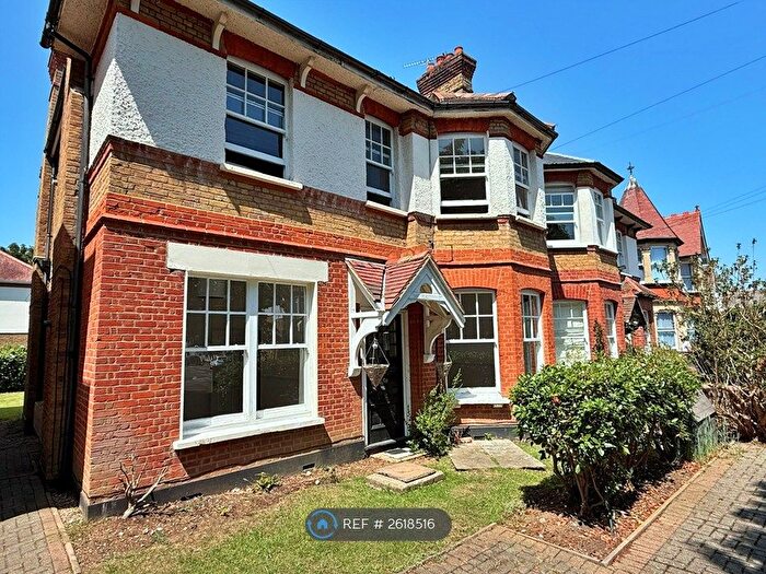 1 Bedroom Flat To Rent In Parkgate, Westcliff-On-Sea, SS0