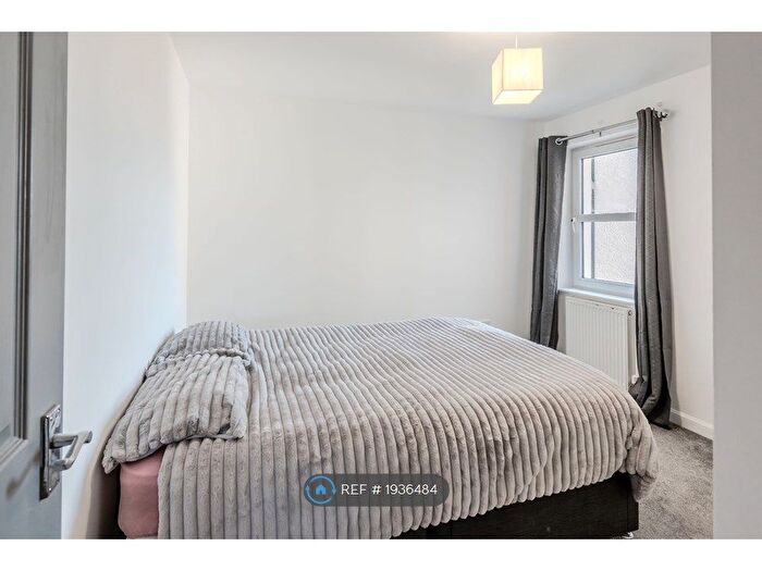 2 Bedroom Flat To Rent In Bughtlin Market, Edinburgh, EH12