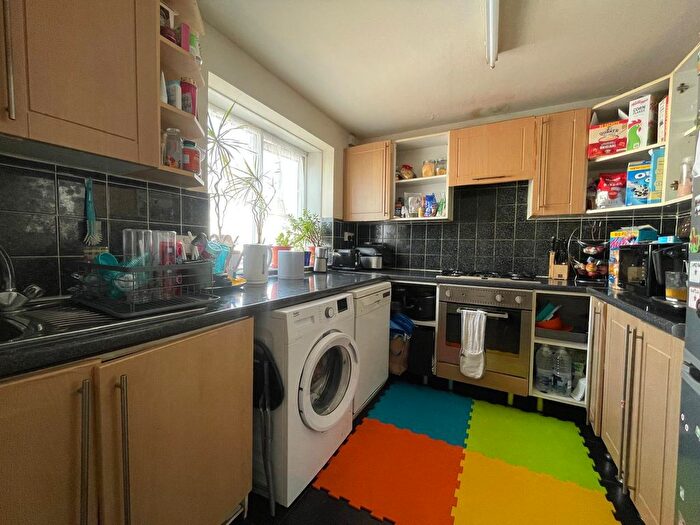 2 Bedroom Flat To Rent In Harlech Gardens, Hounslow, TW5