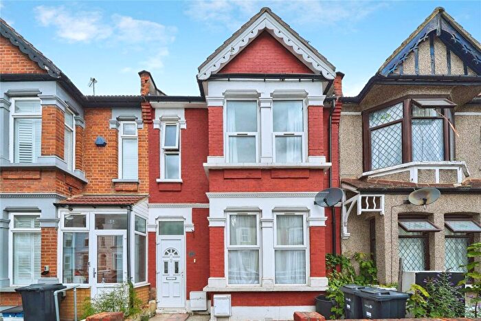 3 Bedroom Flat To Rent In Colenso Road, Ilford, IG2