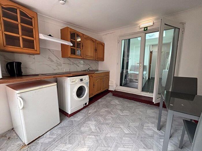 Studio To Rent In Malam Gardens, London, E14