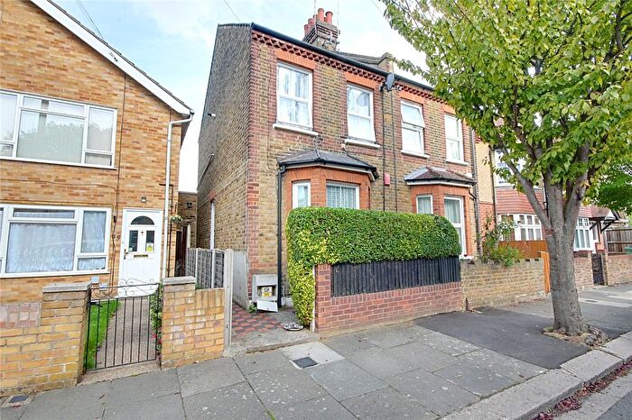 3 Bedroom Semi-Detached House For Sale In Oakhurst Road, Enfield, EN3
