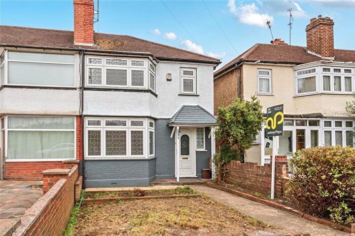 3 Bedroom End Of Terrace House For Sale In Dimsdale Drive, Enfield, EN1