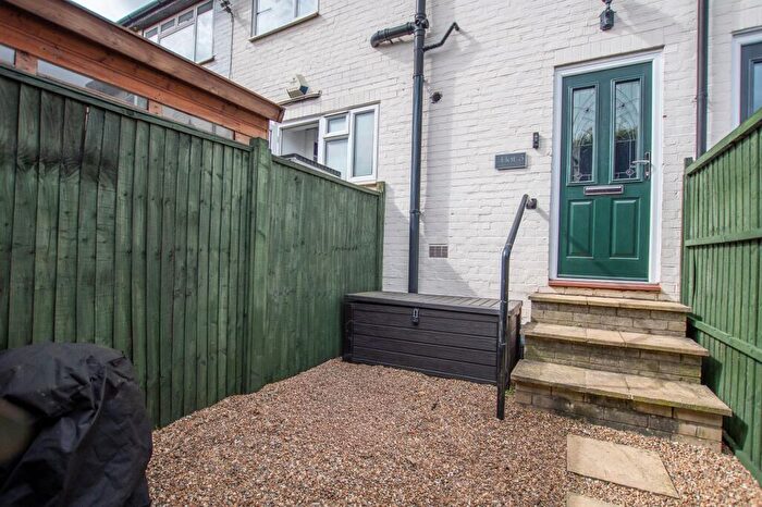 2 Bedroom Flat For Sale In Grange Road, Guildford, GU2