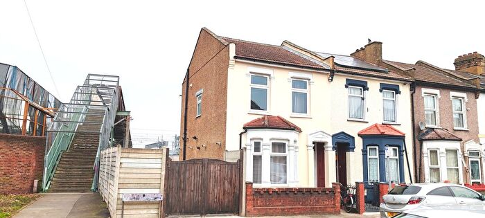 3 Bedroom End Of Terrace House To Rent In Francis Avenue, Ilford, Essex, IG1
