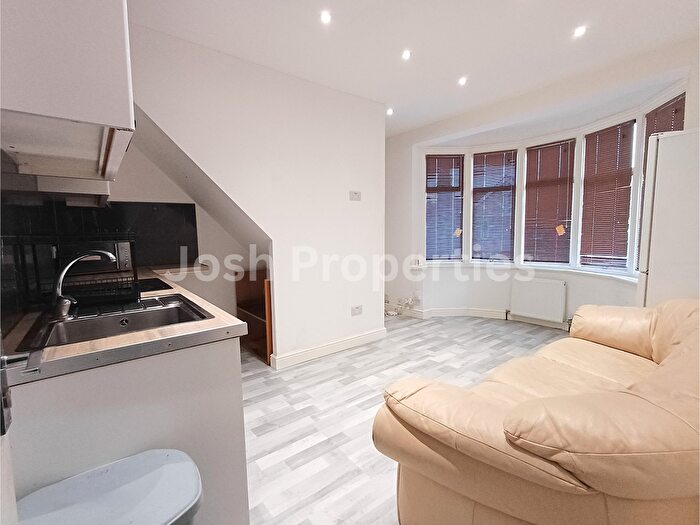 3 Bedroom Flat To Rent In Brancaster Road, Ilford, IG2