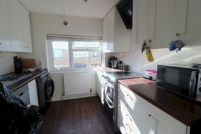 2 Bedroom Flat To Rent In Pomfret Mead, Basildon, SS14