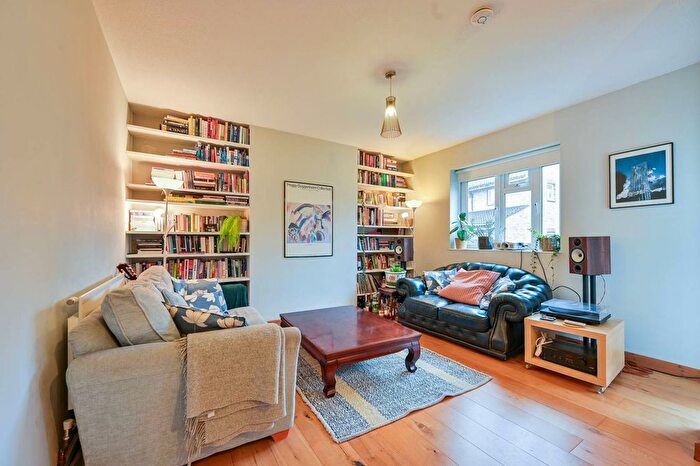 3 Bedroom Flat For Sale In Wesley Close, Elephant And Castle, London, SE17